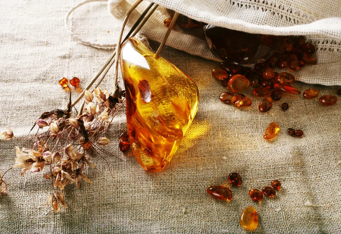 Les Vertus et Avantages des Boucles d'Oreilles en Ambre pour votre Bien-être