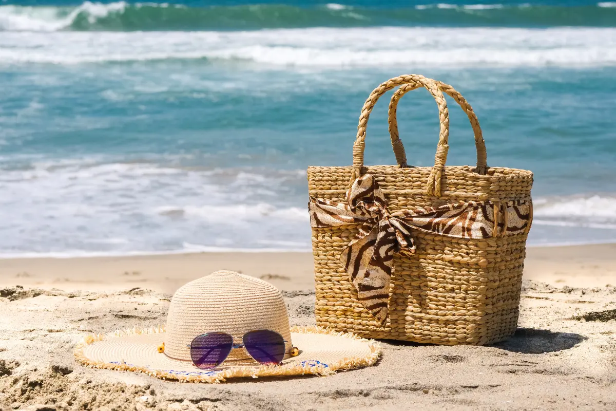 Accessoires Raphia : Comment Adopter la Tendance la Plus Stylée de l'Été !