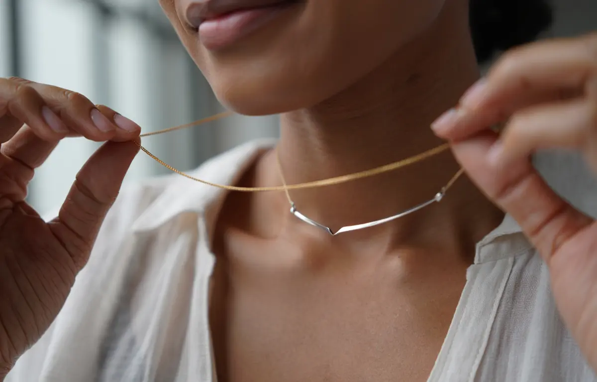 Quel bijou porter avec une robe blanche pour sublimer sa tenue ?