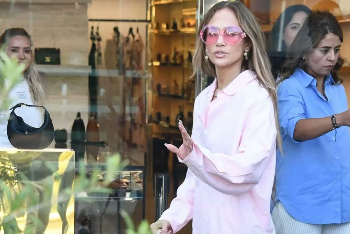 Même J.Lo se fait recaler chez Chanel : les vrais codes (secrets) pour entrer dans une boutique de luxe