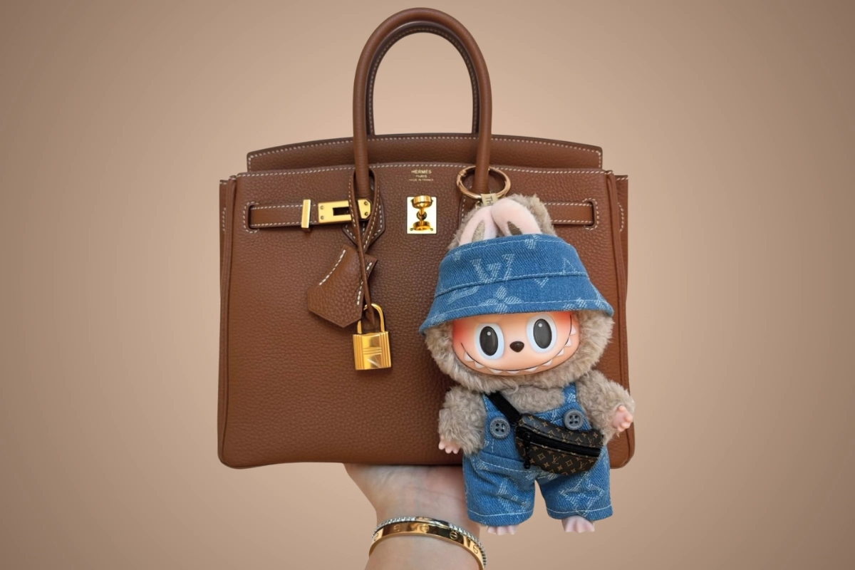 Accrocher un Labubu à son Sac de Luxe : Génie ou Fashion Faux Pas ?