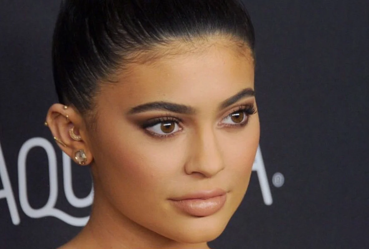 Le Piercing Daith : le bijou anti-migraine qui divise les médecins et affole TikTok