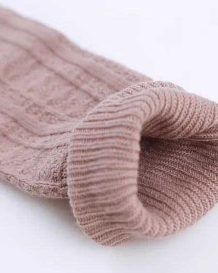 Chaussettes hautes femme coton beige motifs torsades et tressage léger.