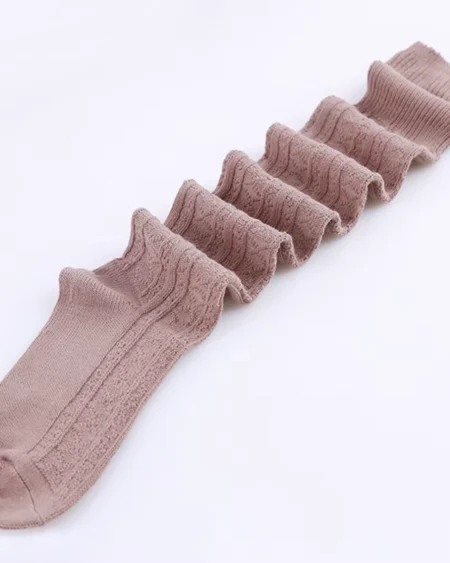 Chaussettes hautes femme coton beige motifs torsades et tressage léger.