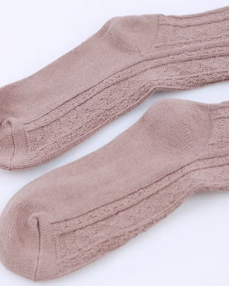 Chaussettes hautes femme coton beige motifs torsades et tressage léger.