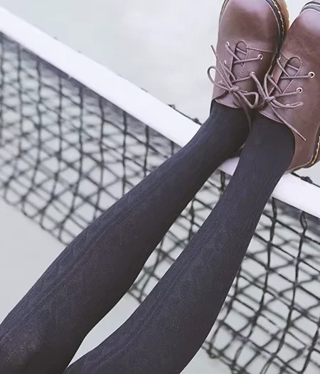 Chaussettes hautes femme coton noires motifs torsades et tressage léger.