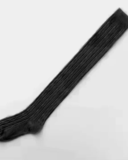 Chaussettes hautes femme coton noires motifs torsades et tressage léger.