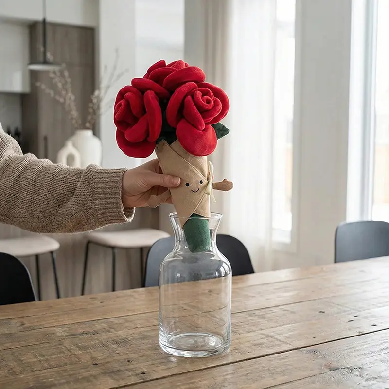 Peluche bouquet de roses rouges type Jellycat avec visage souriant et bras câlins