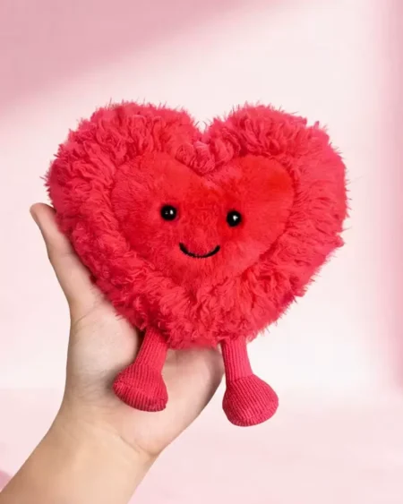 Peluche cœur rouge Amour Câlin style Jellycat, douce, assise, yeux brillants.