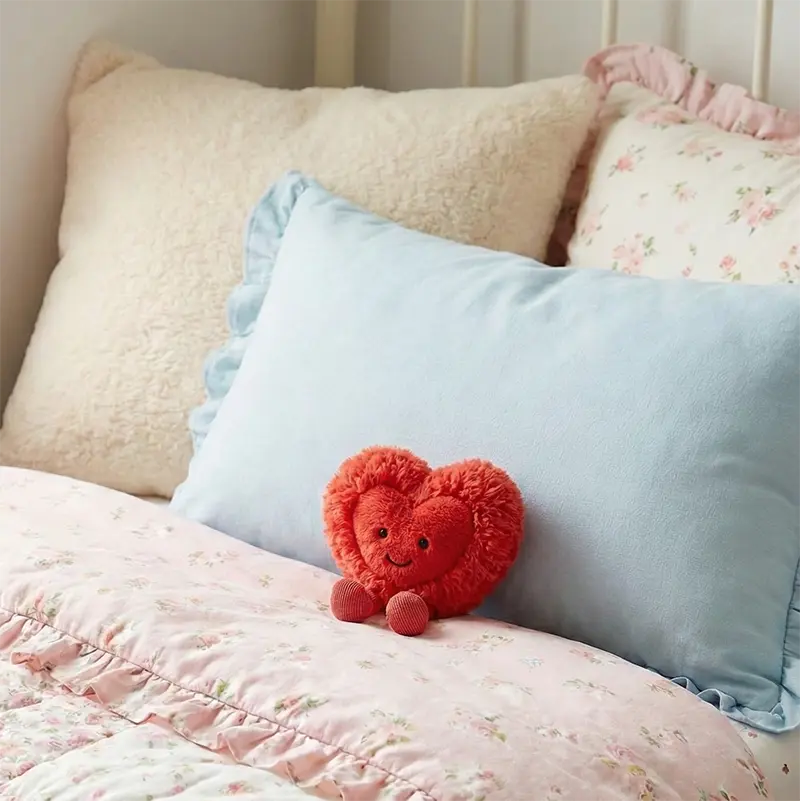 Peluche cœur rouge Amour Câlin style Jellycat, douce, assise, yeux brillants.