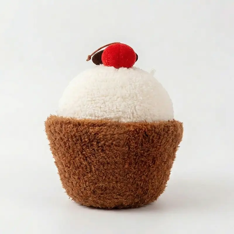 Peluche gâteau cupcake gourmande style Jellycat, base marron douce, glaçage blanc moutonné, cerise.