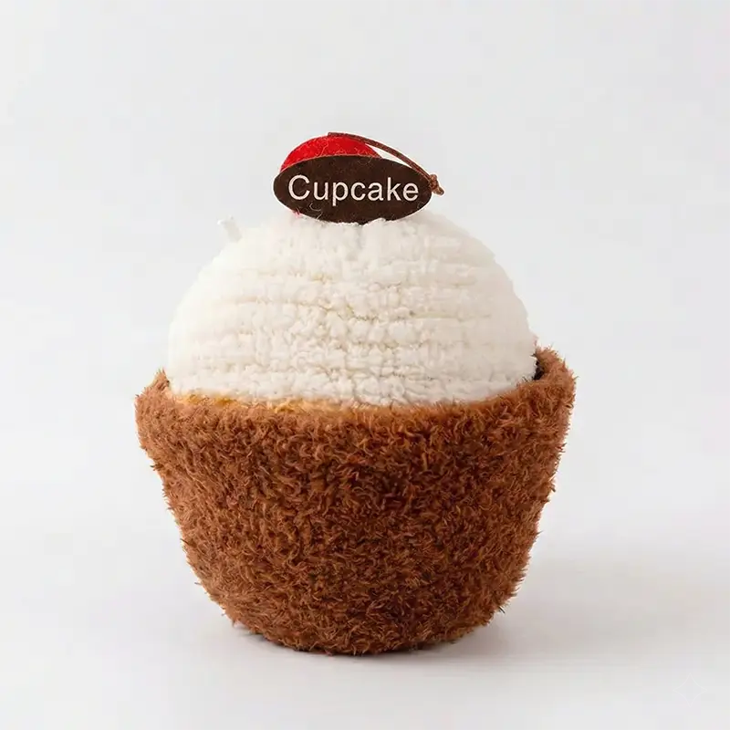 Peluche gâteau cupcake gourmande style Jellycat, base marron douce, glaçage blanc moutonné, cerise.