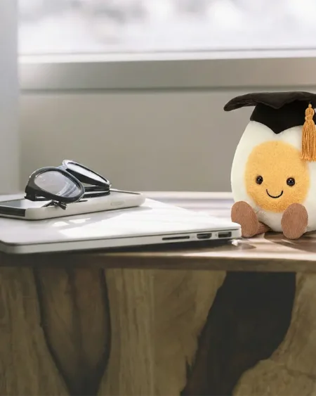 Peluche œuf diplômé blanc et jaune, mortier noir, jambes velours marron, cadeau réussite.