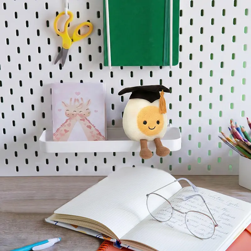 Peluche œuf diplômé blanc et jaune, mortier noir, jambes velours marron, cadeau réussite.