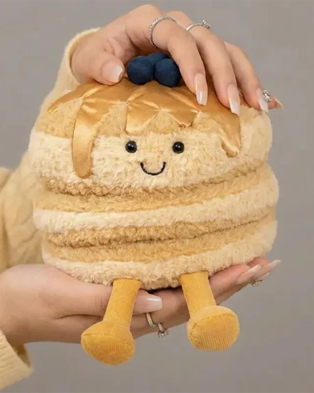 Peluche Pancakes Myrtilles douce, kawaii, avec sirop doré, myrtilles et visage brodé.