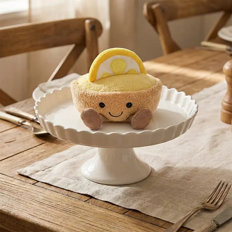 Peluche tartelette citron type Jellycat, mignonne, douce, assise, croûte beige et crème jaune.