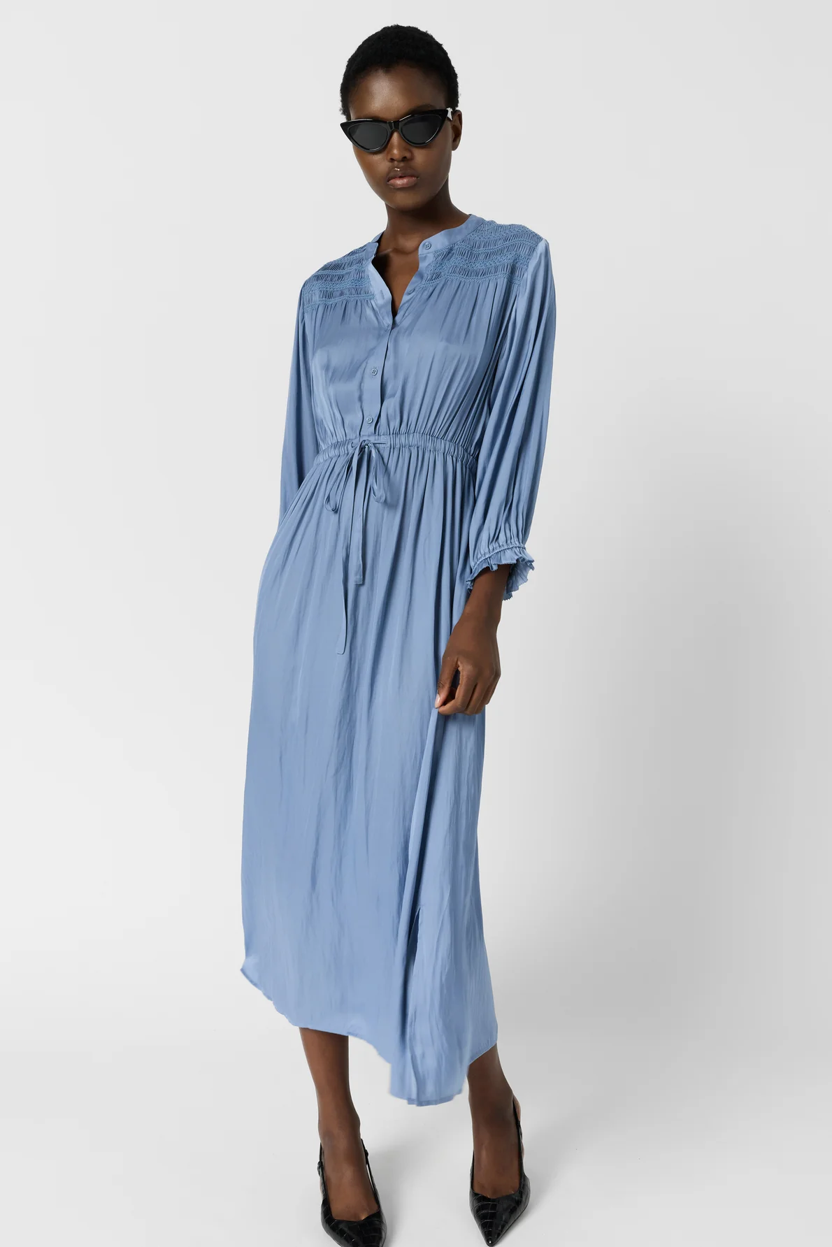 Robe midi en satin à smocks - RUBIE